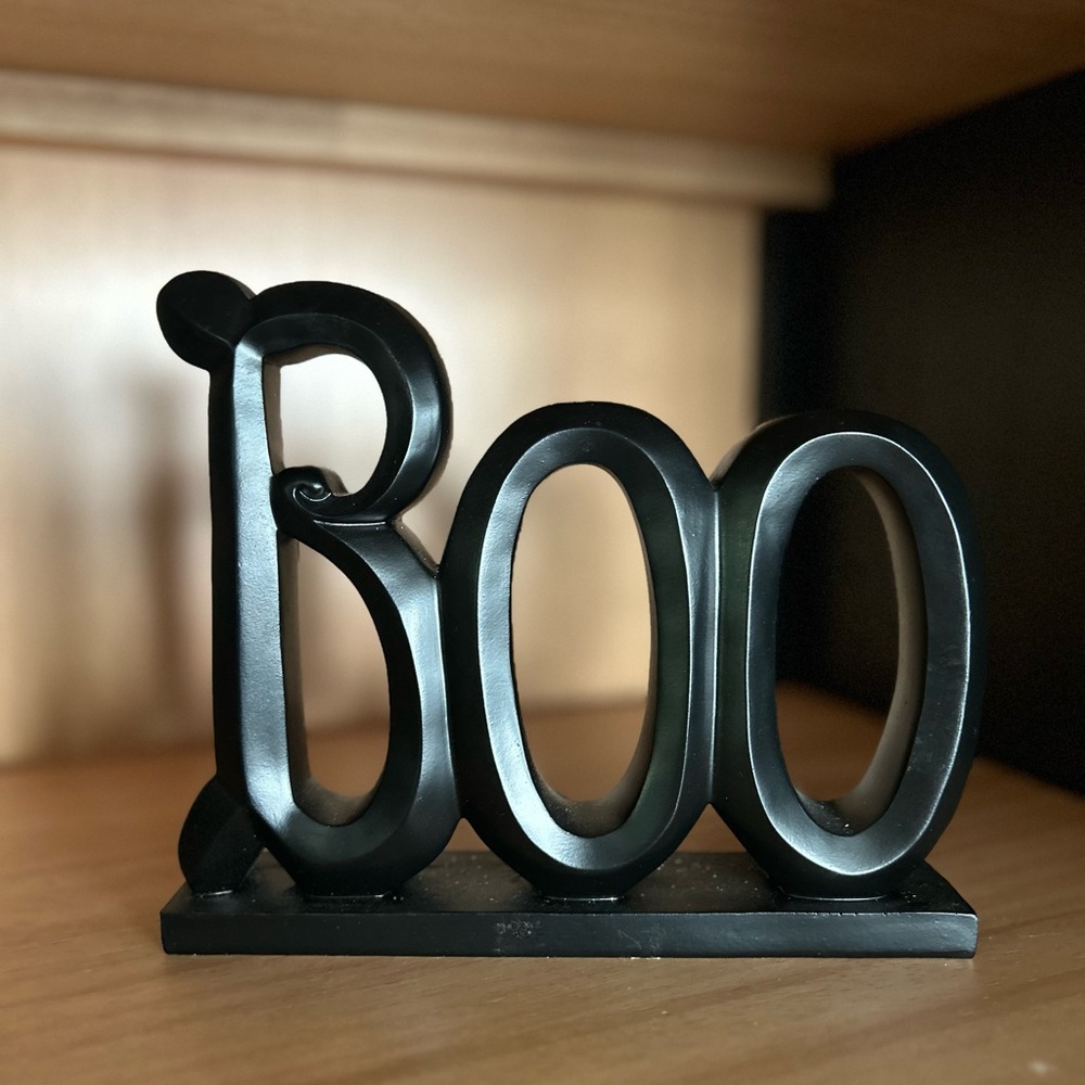 Black 'Boo' Decorative Sign